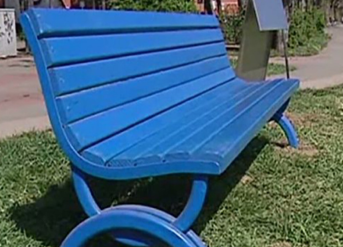 “Nessuno deve essere lasciato indietro”: una panchina blu a Milano “Nessuno deve essere lasciato indietro”: una panchina blu a Milano