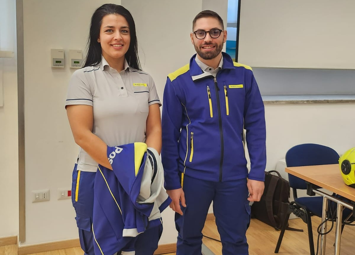 Poste Italiane, arrivano le nuove divise per i portalettere di Milano Poste Italiane, arrivano le nuove divise per i portalettere di Milano