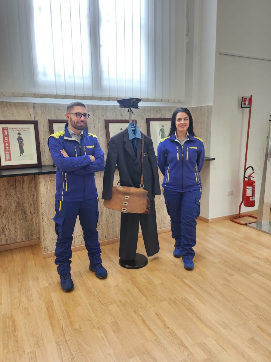 Poste Italiane, arrivano le nuove divise per i portalettere di Milano Poste Italiane, arrivano le nuove divise per i portalettere di Milano