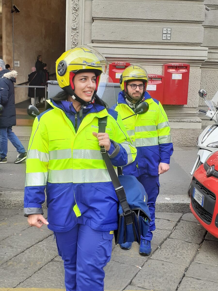 Poste Italiane, arrivano le nuove divise per i portalettere di Milano Poste Italiane, arrivano le nuove divise per i portalettere di Milano