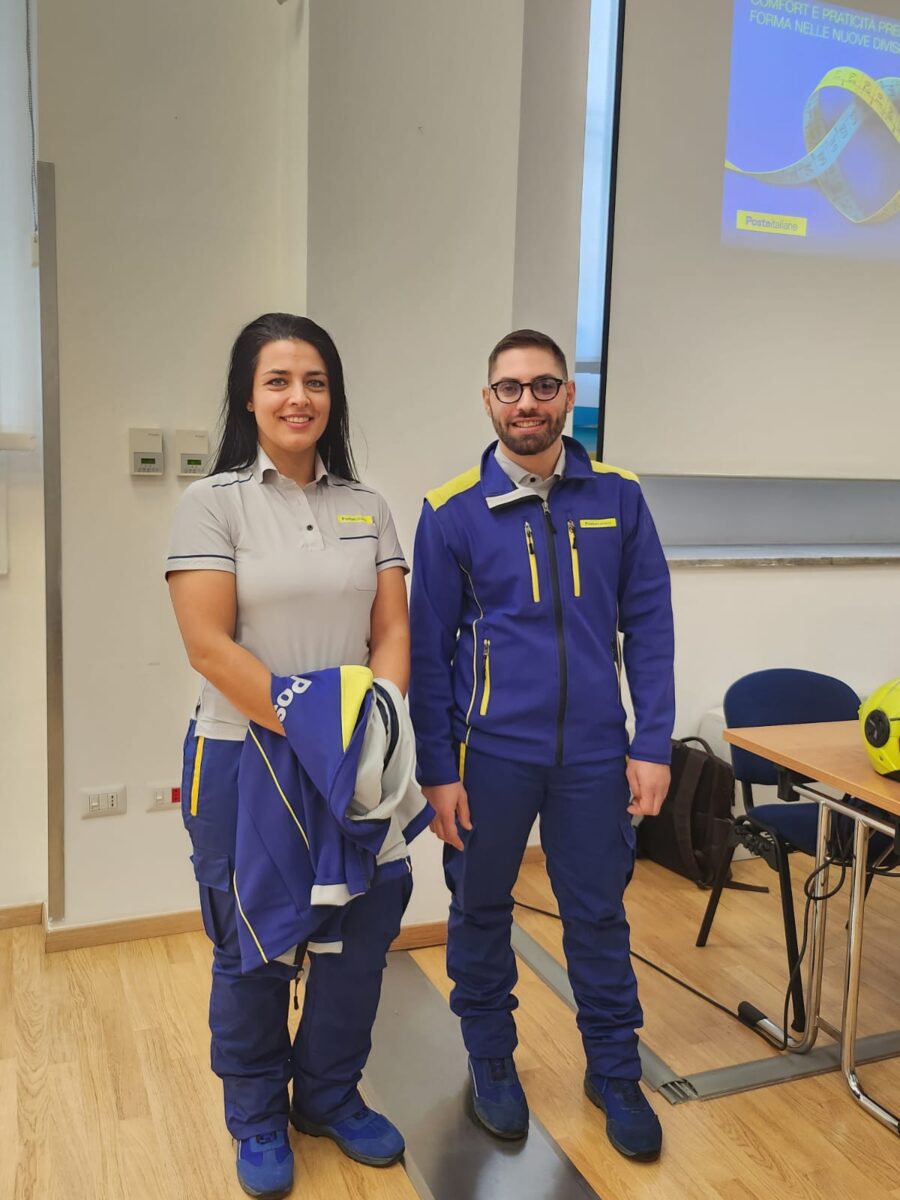 Poste Italiane, arrivano le nuove divise per i portalettere di Milano Poste Italiane, arrivano le nuove divise per i portalettere di Milano