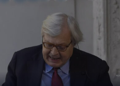 Sgarbi brinda con la Passerina: si accende ad Arpino la statua di Cicerone