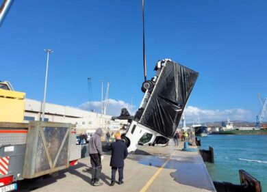 Civitavecchia, incidente al porto: furgone in mare. Ripescato dai Pompieri