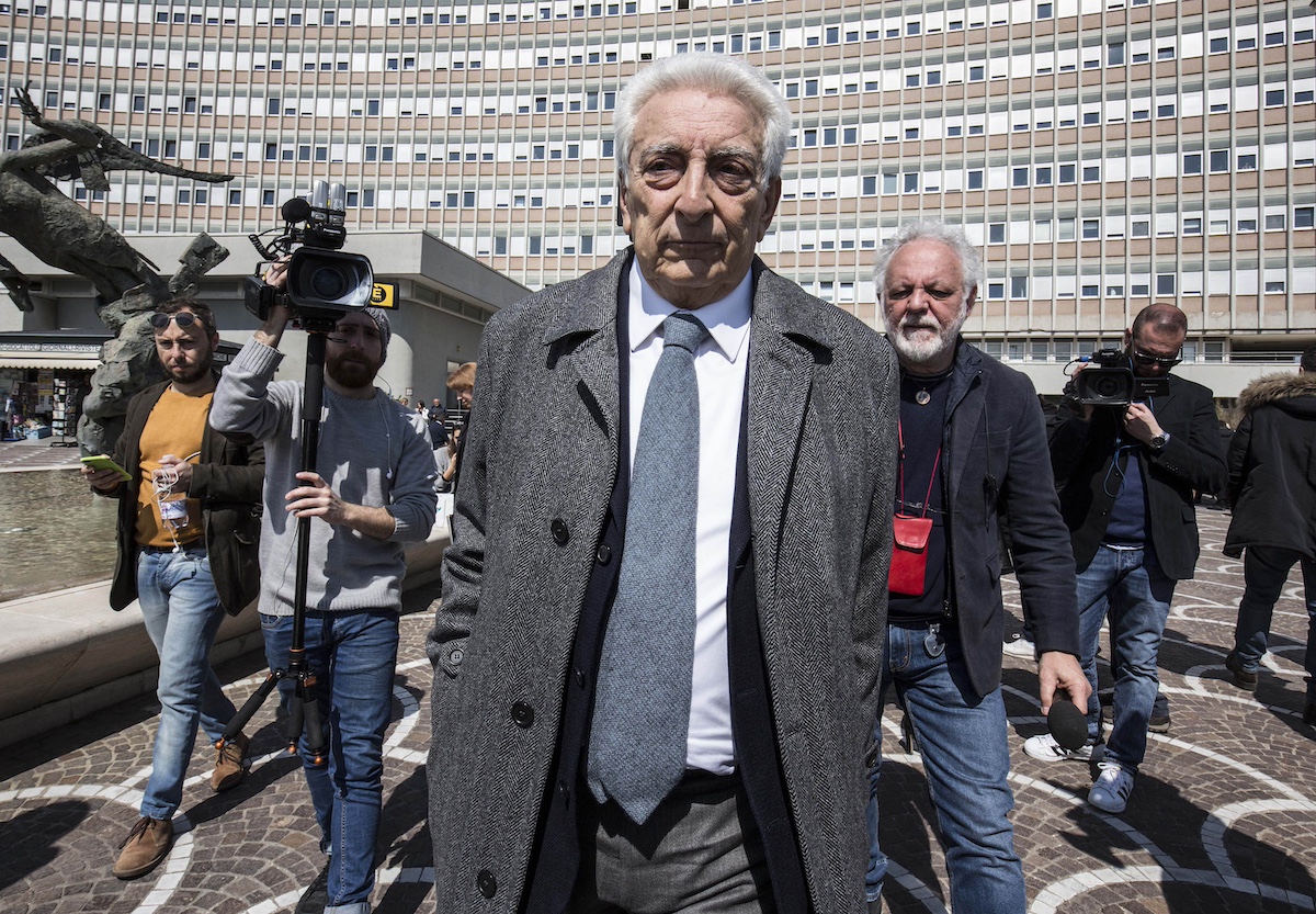“La troia è passata?”, “Magalli cane”, bufera sul regista de “I Fatti Vostri” “La troia è passata?”, “Magalli cane”, bufera sul regista de “I Fatti Vostri”