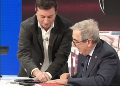 Gag Parenzo-Gasparri: “Faccio come Silvio con Travaglio e le pulisco lo…”