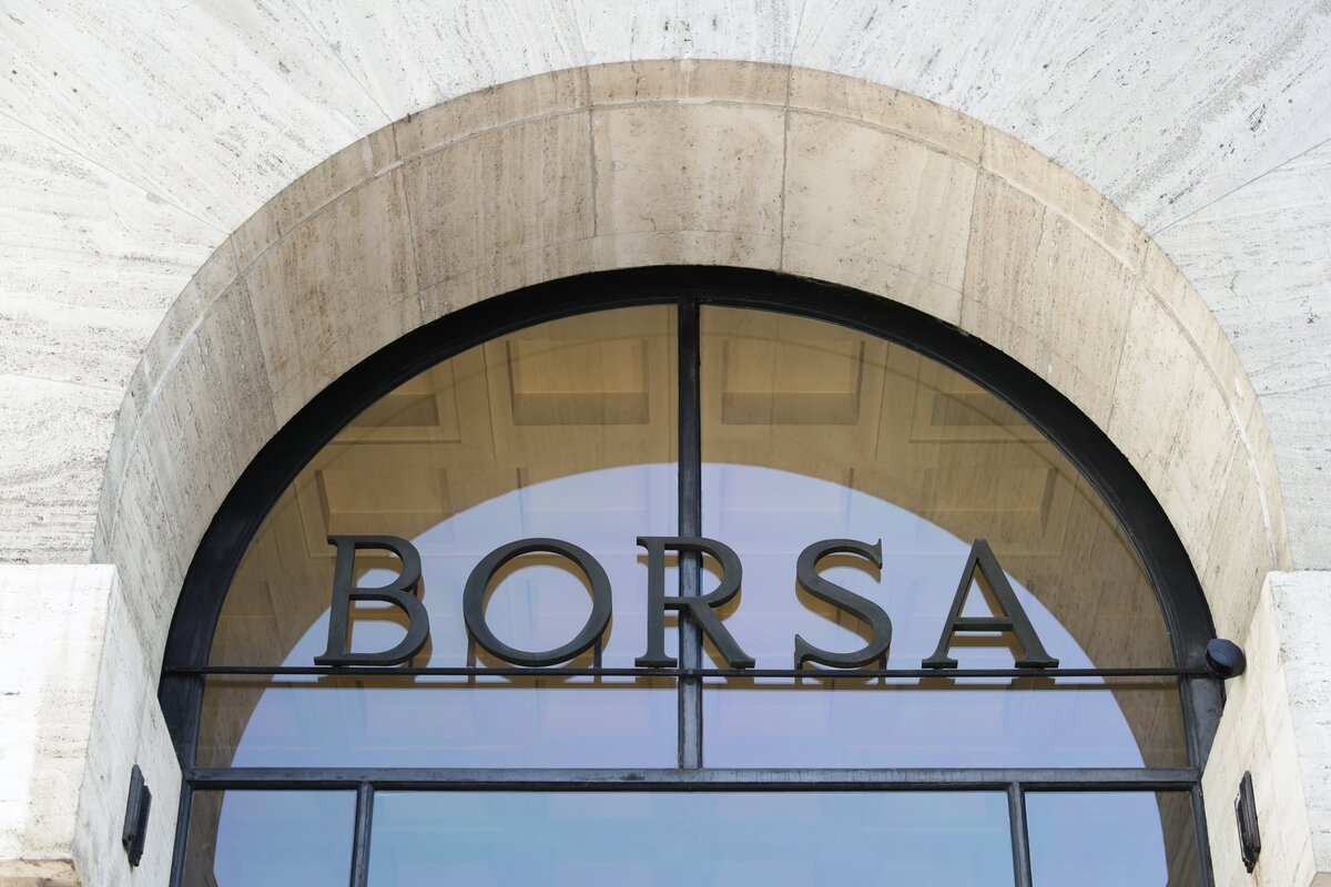 Borsa, Piazza Affari chiude in leggero rialzo: +0,12%. Spread a 175 punti Borsa, Piazza Affari chiude in leggero rialzo: +0,12%. Spread a 175 punti