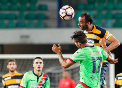 Calcio, i colpi di testa sono dannosi: rischio di declino cerebrale. Lo studio