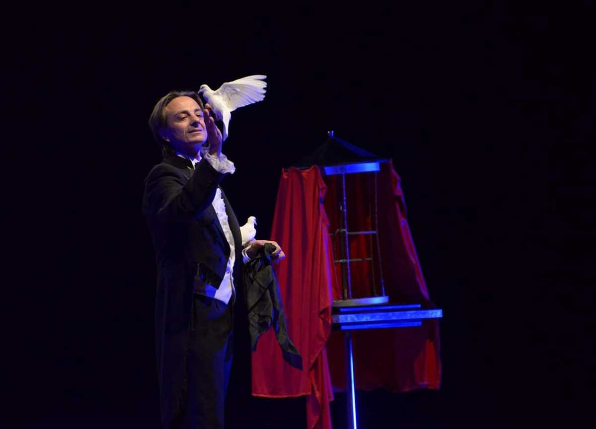 Il grande circo entra a teatro e nasce la magia da sogno di Circo Magique
