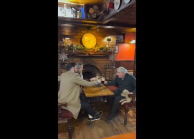 Un cagnolino e 800 euro: lo spot di Natale migliore dell’anno girato in un pub