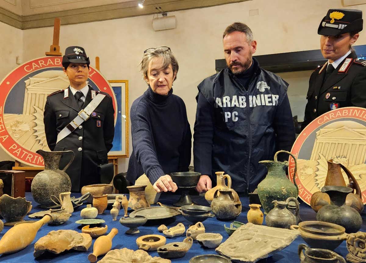 Un museo di reperti romani in casa: 75 pezzi tra anfore e monili imperiali Un museo di reperti romani in casa: 75 pezzi tra anfore e monili imperiali