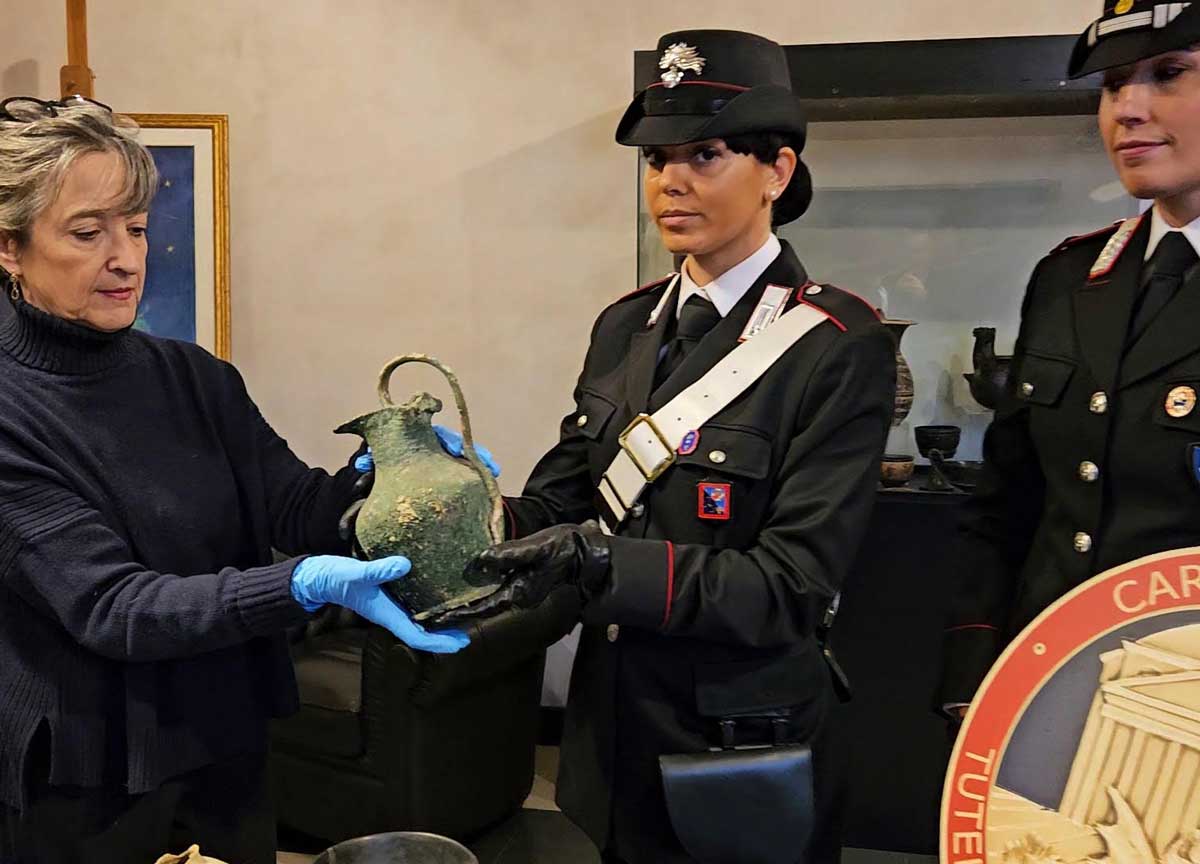 Un museo di reperti romani in casa: 75 pezzi tra anfore e monili imperiali Un museo di reperti romani in casa: 75 pezzi tra anfore e monili imperiali