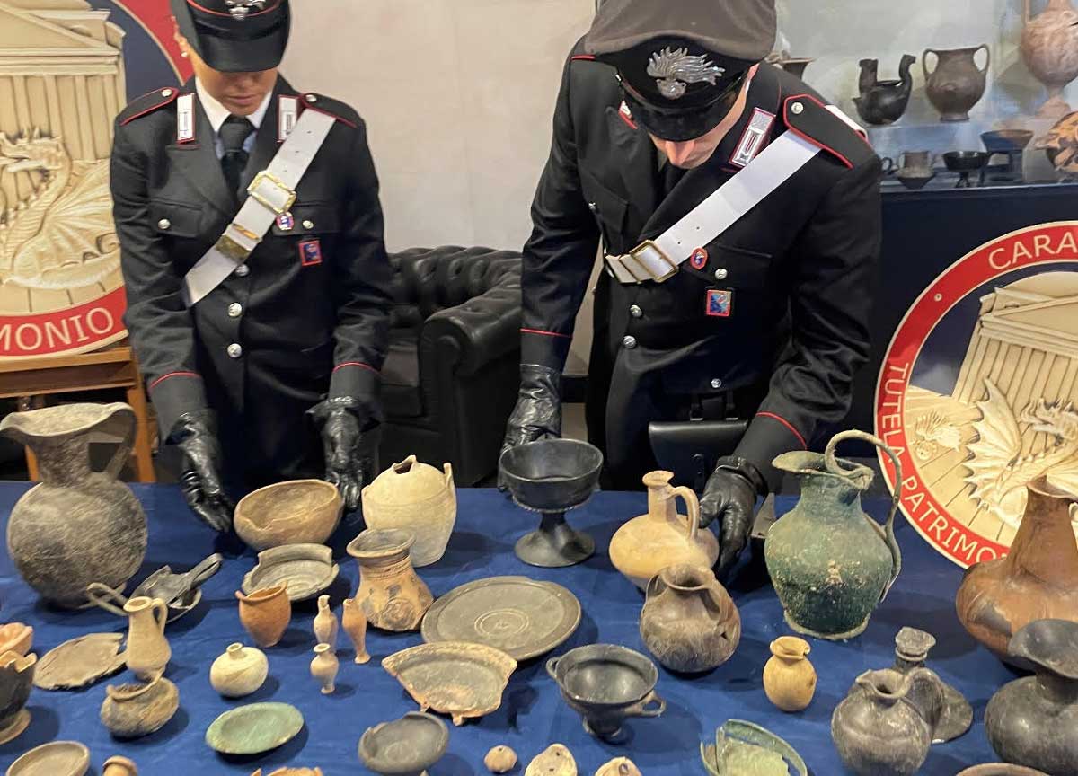 Un museo di reperti romani in casa: 75 pezzi tra anfore e monili imperiali Un museo di reperti romani in casa: 75 pezzi tra anfore e monili imperiali