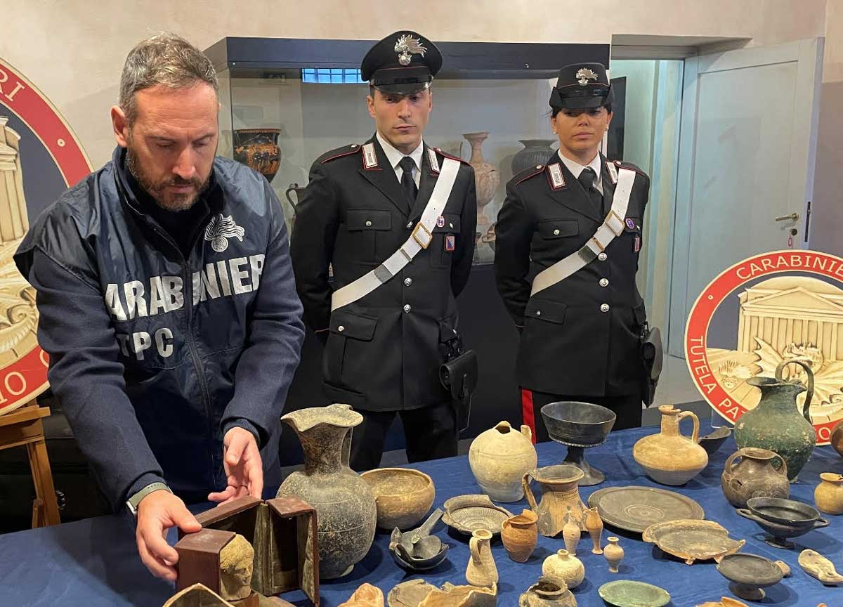 Un museo di reperti romani in casa: 75 pezzi tra anfore e monili imperiali Un museo di reperti romani in casa: 75 pezzi tra anfore e monili imperiali