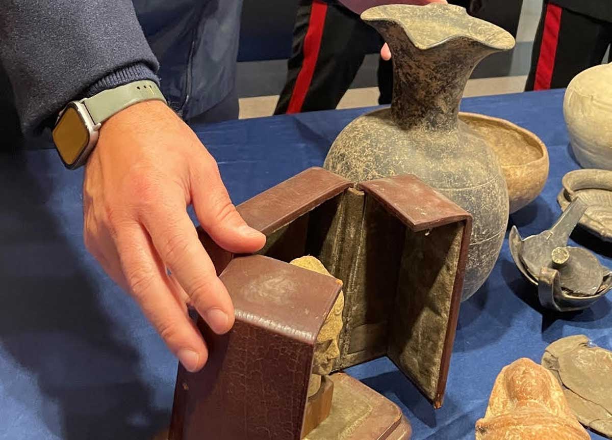 Un museo di reperti romani in casa: 75 pezzi tra anfore e monili imperiali Un museo di reperti romani in casa: 75 pezzi tra anfore e monili imperiali