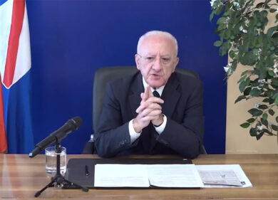 De Luca: “Campo giusto di Conte? Ragionevole, non andiamo però al camposanto”