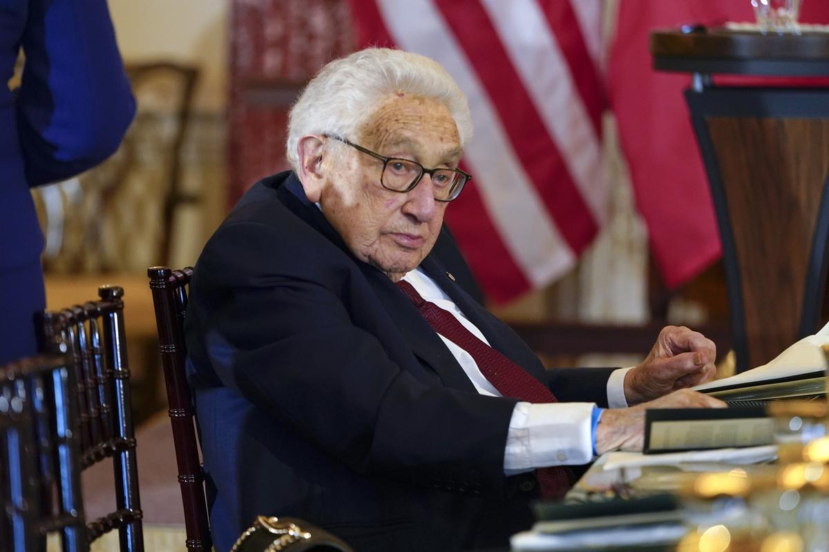 Kissinger, il lato oscuro: guerra in Vietnam, bombe in Cambogia, golpe in Cile Kissinger, il lato oscuro: guerra in Vietnam, bombe in Cambogia, golpe in Cile