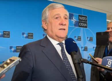 Tajani ammette: “Invio di armi a Kiev? C’è un ritardo, ma sostegno totale”