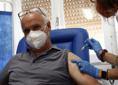 Covid, torna la paura: in 7 giorni boom di nuovi positivi ed è caos vaccini