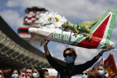 Alitalia licenzia oltre 2600 dipendenti: lettera a governo e sindacati