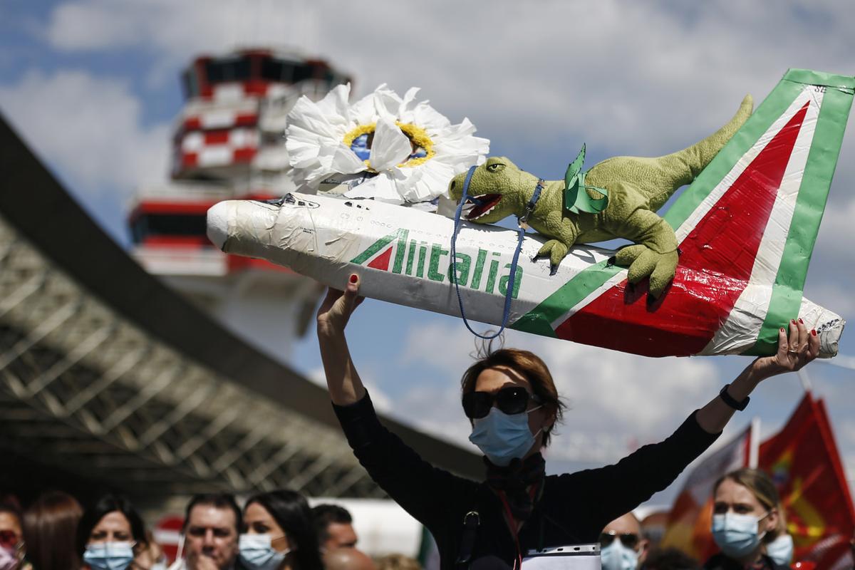 Alitalia licenzia oltre 2600 dipendenti: lettera a governo e sindacati Alitalia licenzia oltre 2600 dipendenti: lettera a governo e sindacati