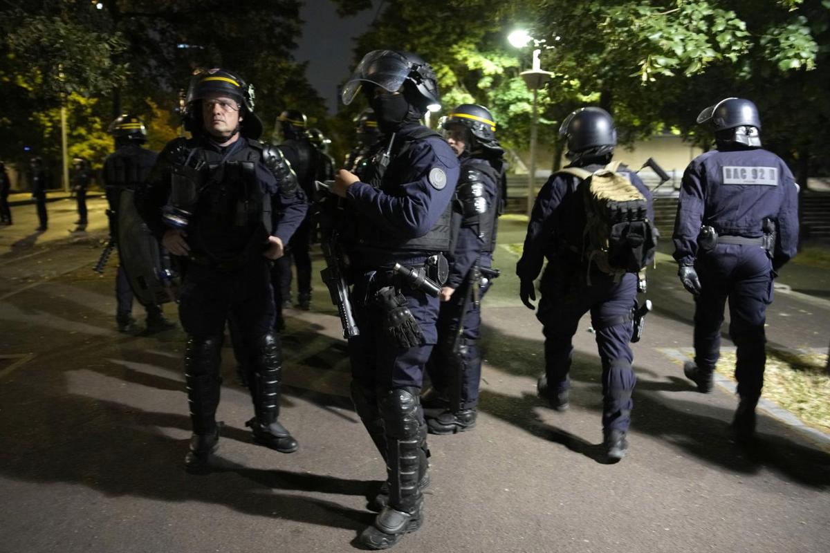 Attentato Parigi: urla Allah Akbar e accoltella i passanti. Era già condannato Attentato Parigi: urla Allah Akbar e accoltella i passanti. Era già condannato