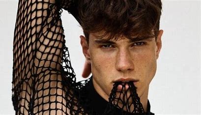 Edoardo Santini, il “più bello d’Italia” nel 2019 diventa prete Edoardo Santini, il “più bello d’Italia” nel 2019 diventa prete