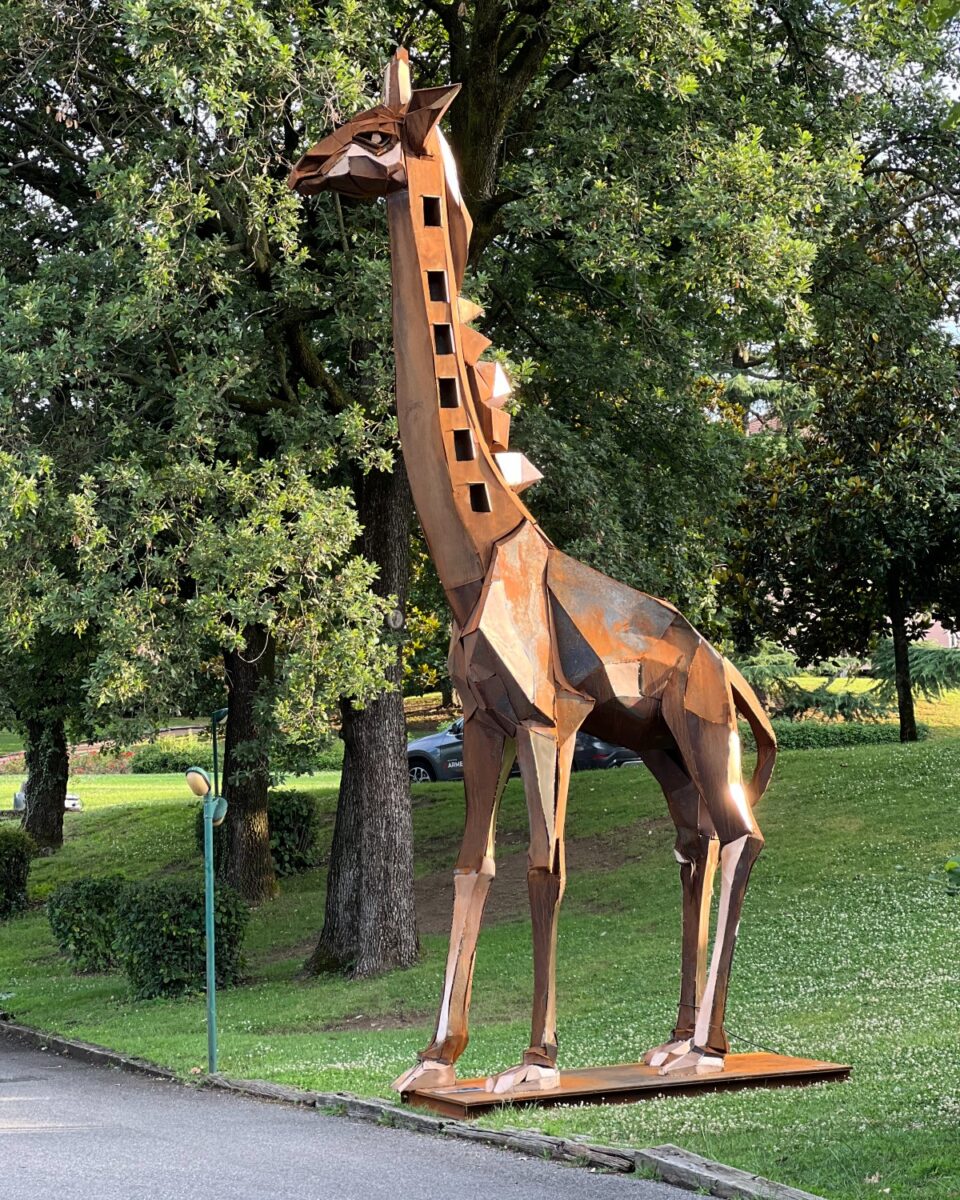 La Franciacorta s’illumina di arte. Le sculture al Golf Club bresciano La Franciacorta s’illumina di arte. Le sculture al Golf Club bresciano