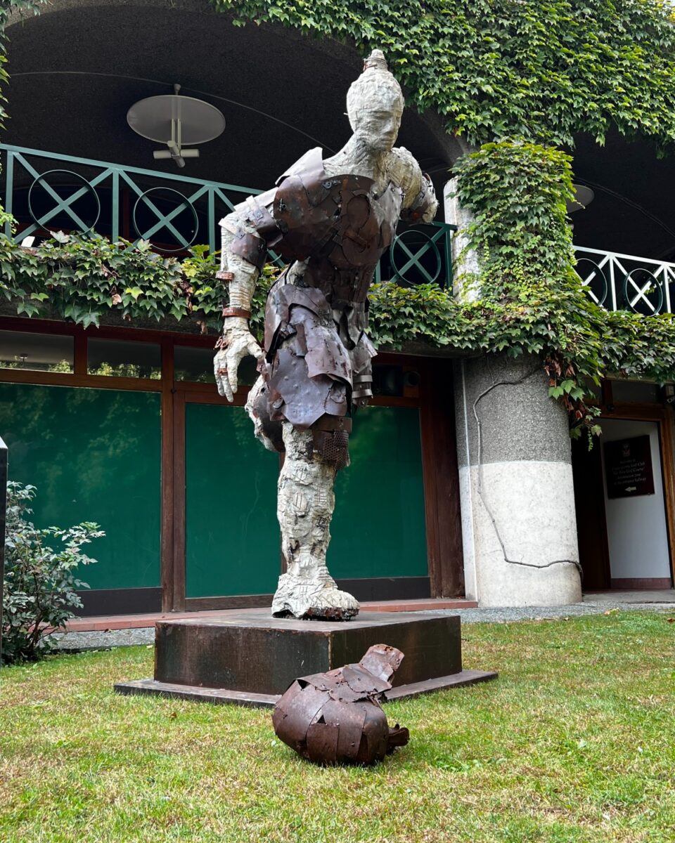 La Franciacorta s’illumina di arte. Le sculture al Golf Club bresciano La Franciacorta s’illumina di arte. Le sculture al Golf Club bresciano