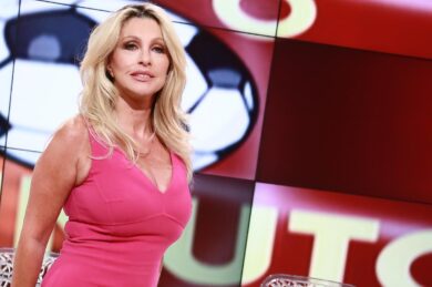 Paola Ferrari contro Belen: “Basta una camicia bianca per diventare una santa”