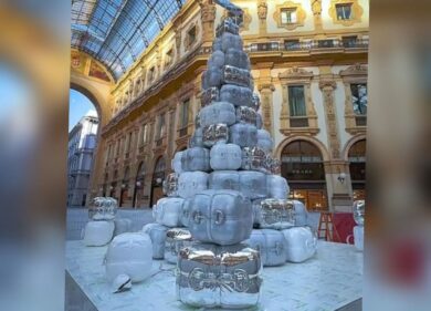 Galleria, si accende l’albero di Natale di Gucci (che già divide i milanesi)