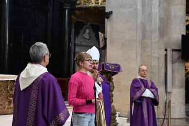 Blitz nel Duomo di Torino, le ambientaliste “zittite” dal Vescovo Repole