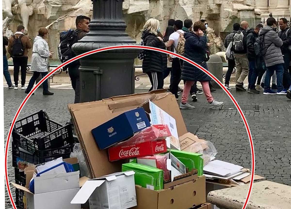 Befana a piazza Navona, nella calza solo monnezza: cestini pieni e rifiuti Befana a piazza Navona, nella calza solo monnezza: cestini pieni e rifiuti