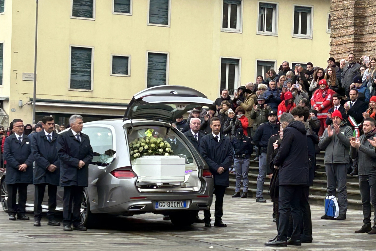 Giulia, in 10mila a Padova. L’Italia si ferma: omaggio da “funerale di Stato”