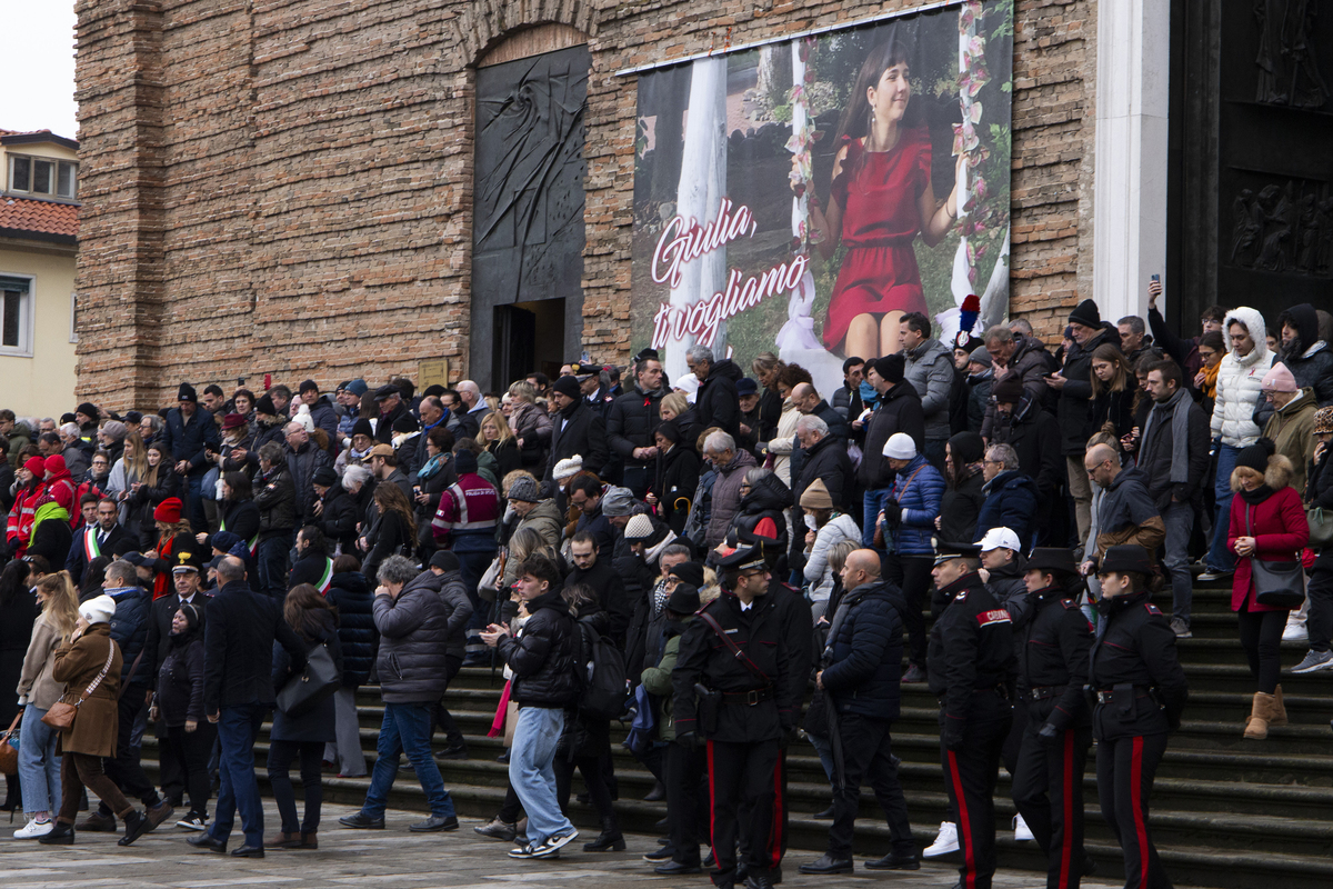 Giulia, in 10mila a Padova. L’Italia si ferma: omaggio da “funerale di Stato”