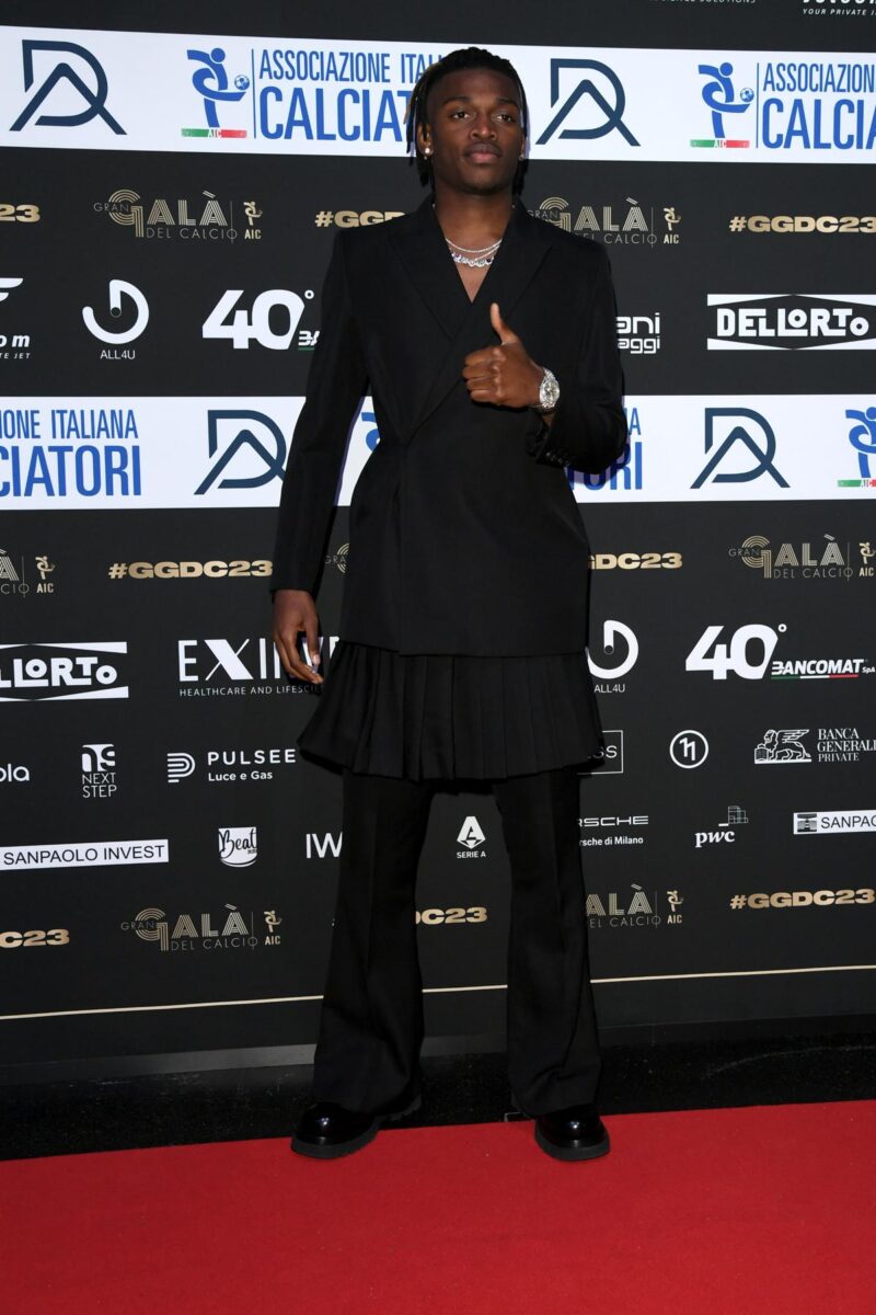 Leao look spettacolo agli Oscar del calcio! Star del Milan gonna e petto nudo. Le foto Leao look spettacolo agli Oscar del calcio! Star del Milan gonna e petto nudo. Le foto