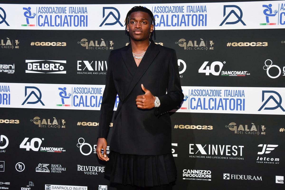 Leao look spettacolo agli Oscar del calcio! Star del Milan gonna e petto nudo. Le foto Leao look spettacolo agli Oscar del calcio! Star del Milan gonna e petto nudo. Le foto