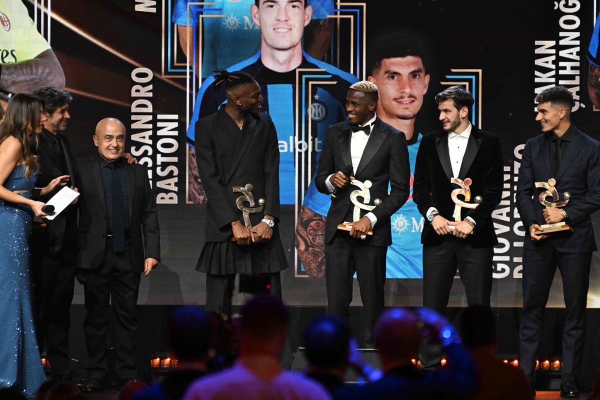 Leao look spettacolo agli Oscar del calcio! Star del Milan gonna e petto nudo. Le foto Leao look spettacolo agli Oscar del calcio! Star del Milan gonna e petto nudo. Le foto
