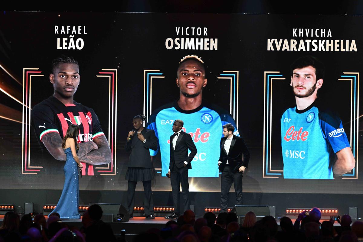 Leao look spettacolo agli Oscar del calcio! Star del Milan gonna e petto nudo. Le foto Leao look spettacolo agli Oscar del calcio! Star del Milan gonna e petto nudo. Le foto