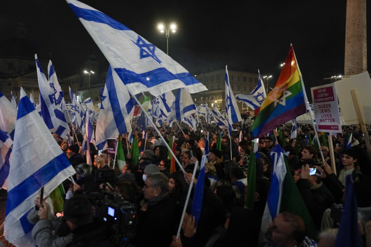 Manifestazione pro Israele, Roma scende in piazza. Presenti molti politici Manifestazione pro Israele, Roma scende in piazza. Presenti molti politici