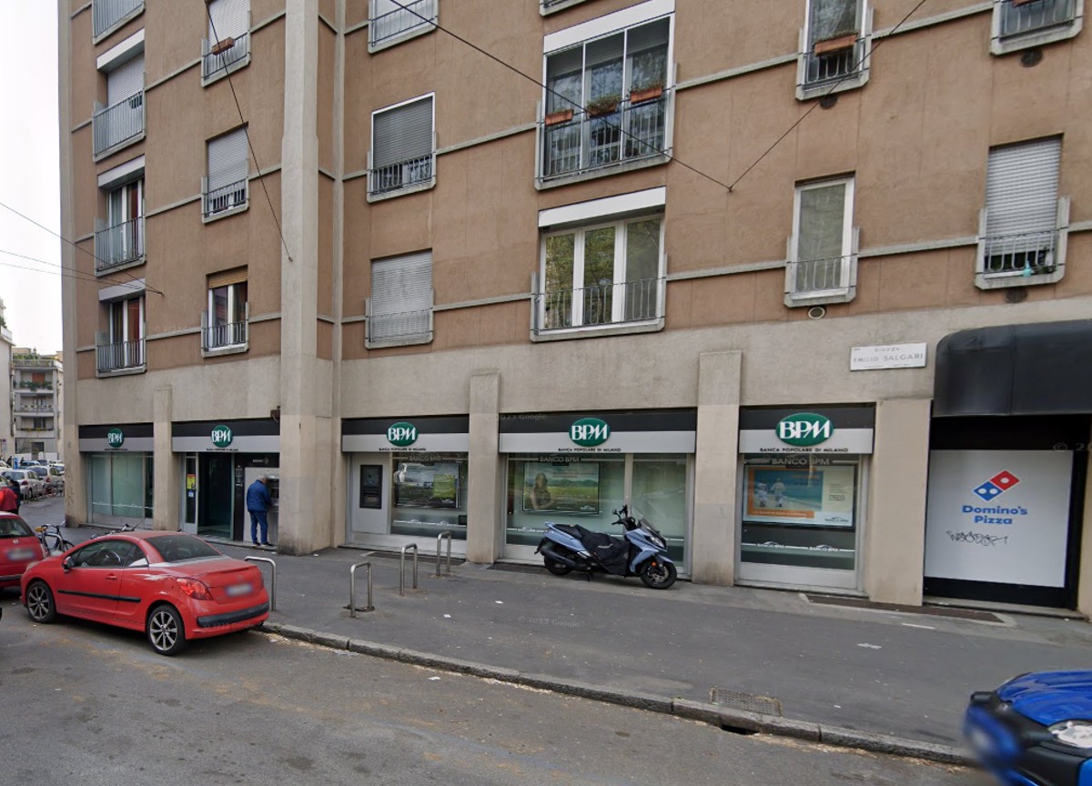 Rapina in banca da 160mila euro: buco nel muro dalla pizzeria a fianco Rapina in banca da 160mila euro: buco nel muro dalla pizzeria a fianco