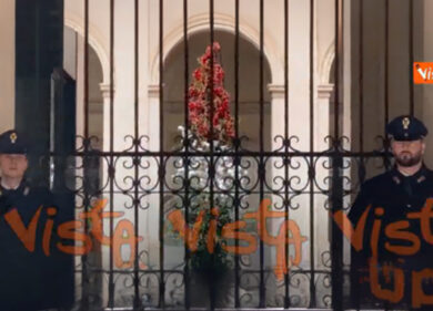 Un albero di Natale tricolore per Palazzo Chigi, ecco l’abete allestito nel cortile