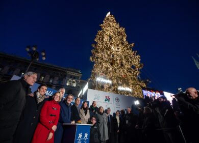 Milano, acceso l’albero di Natale in piazza Duomo. VIDEO