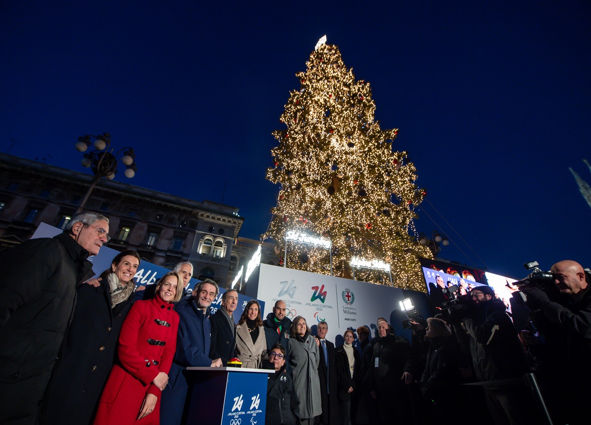 Milano, acceso l’albero di Natale in piazza Duomo. VIDEO Milano, acceso l’albero di Natale in piazza Duomo. VIDEO