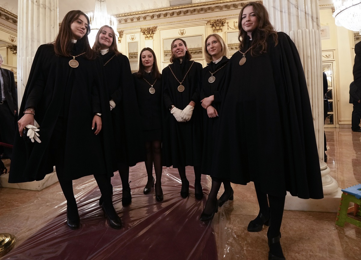 Prima della Scala, donne in rosso contro la violenza. FOTO