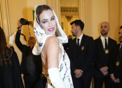 Prima della Scala, donne in rosso contro la violenza. FOTO