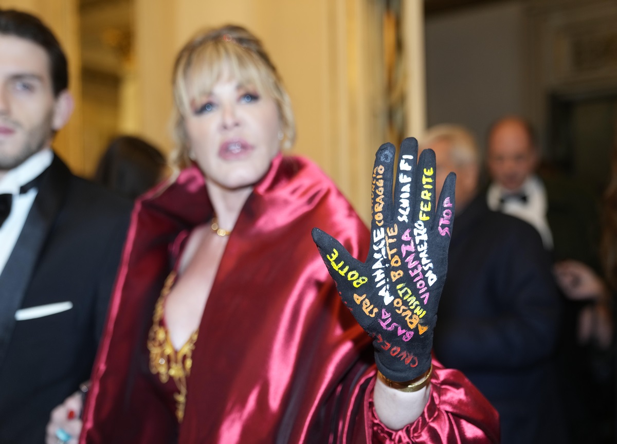 Prima della Scala, donne in rosso contro la violenza. FOTO