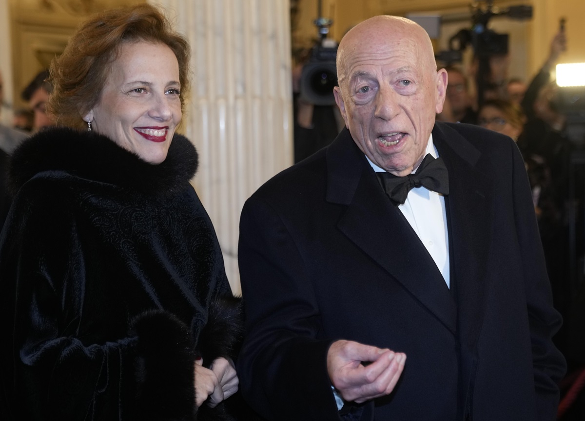 Prima della Scala, donne in rosso contro la violenza. FOTO