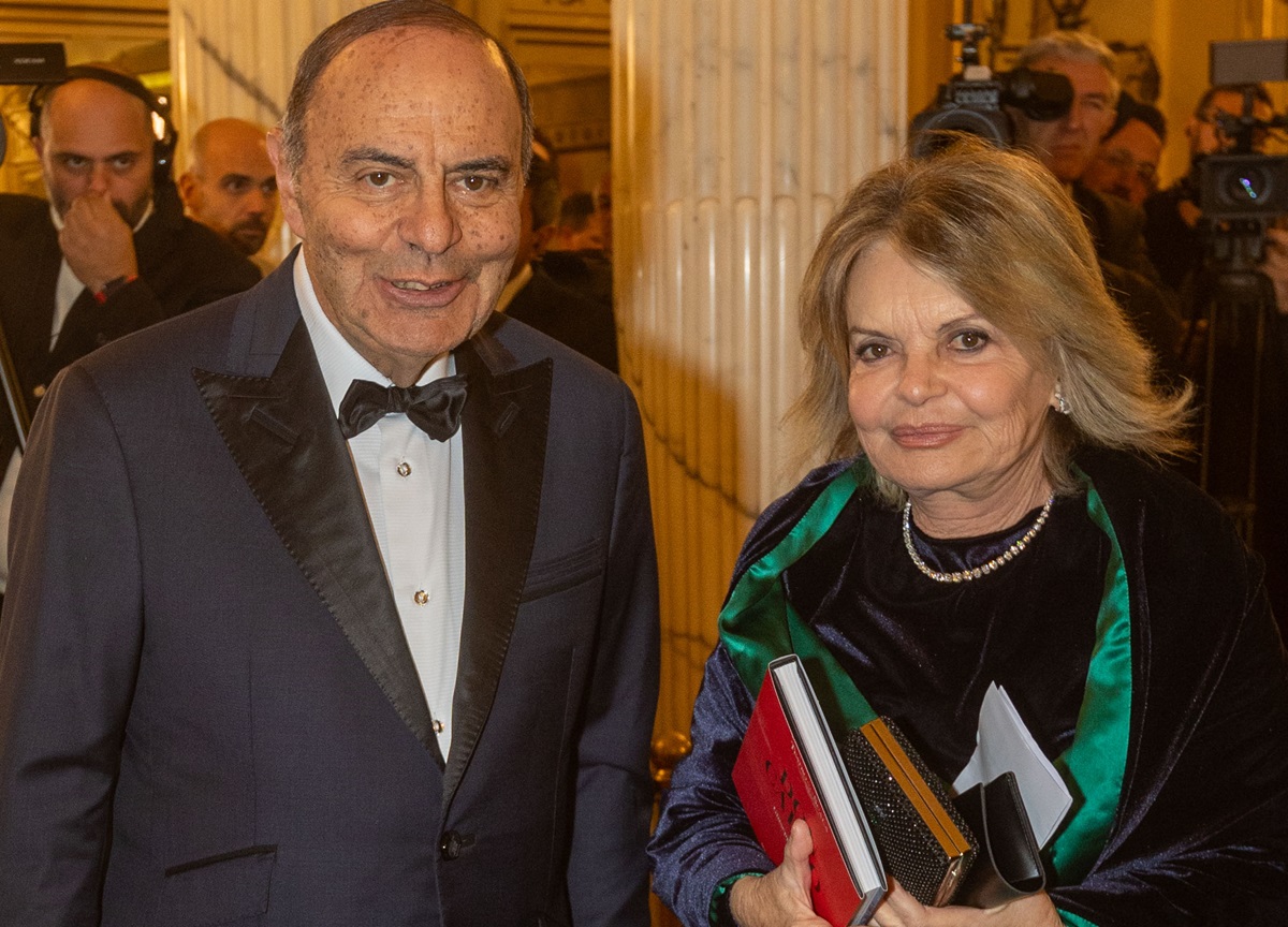 Prima della Scala, donne in rosso contro la violenza. FOTO