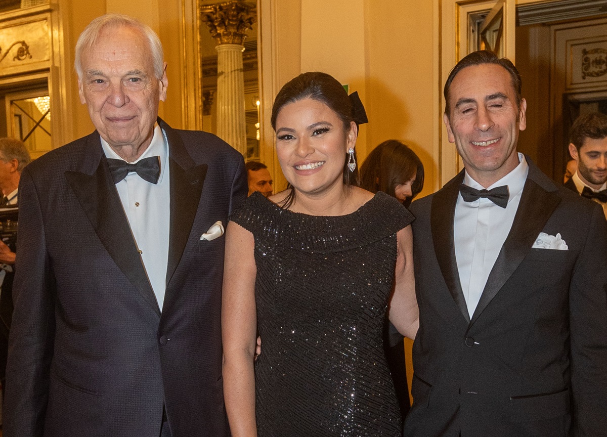 Prima della Scala, donne in rosso contro la violenza. FOTO