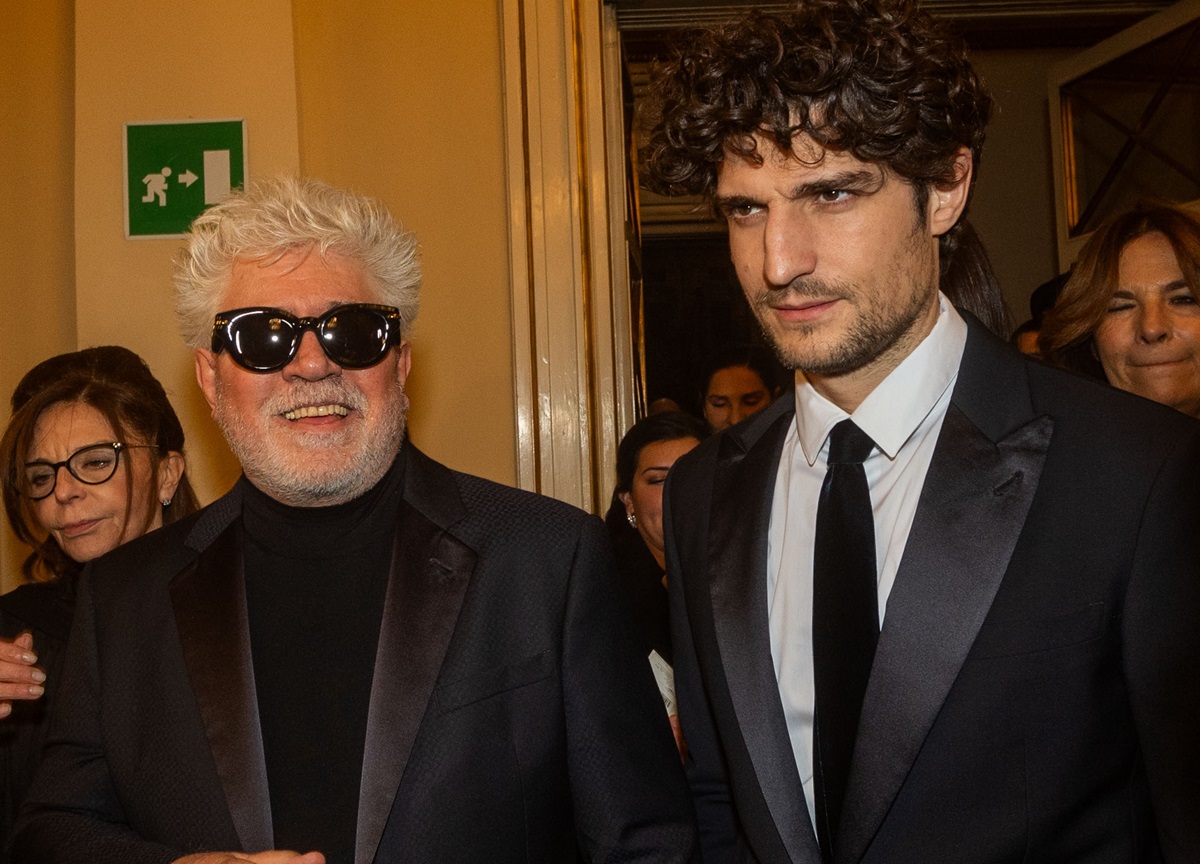 Prima della Scala, donne in rosso contro la violenza. FOTO